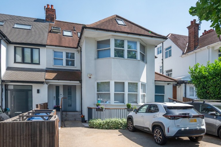 Ravenscroft Avenue, Temple Fortune, NW11