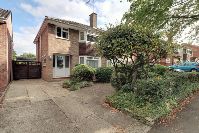 Robert Burns Avenue, Cheltenham