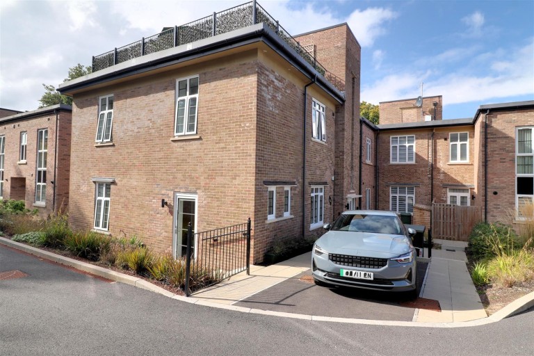 John Martin Gardens, Standish, Stonehouse