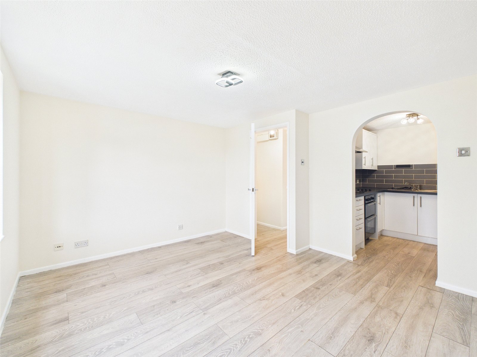 2 bedroom Flat for sale in Stokenchurch, High Wycombe, Buckinghamshire