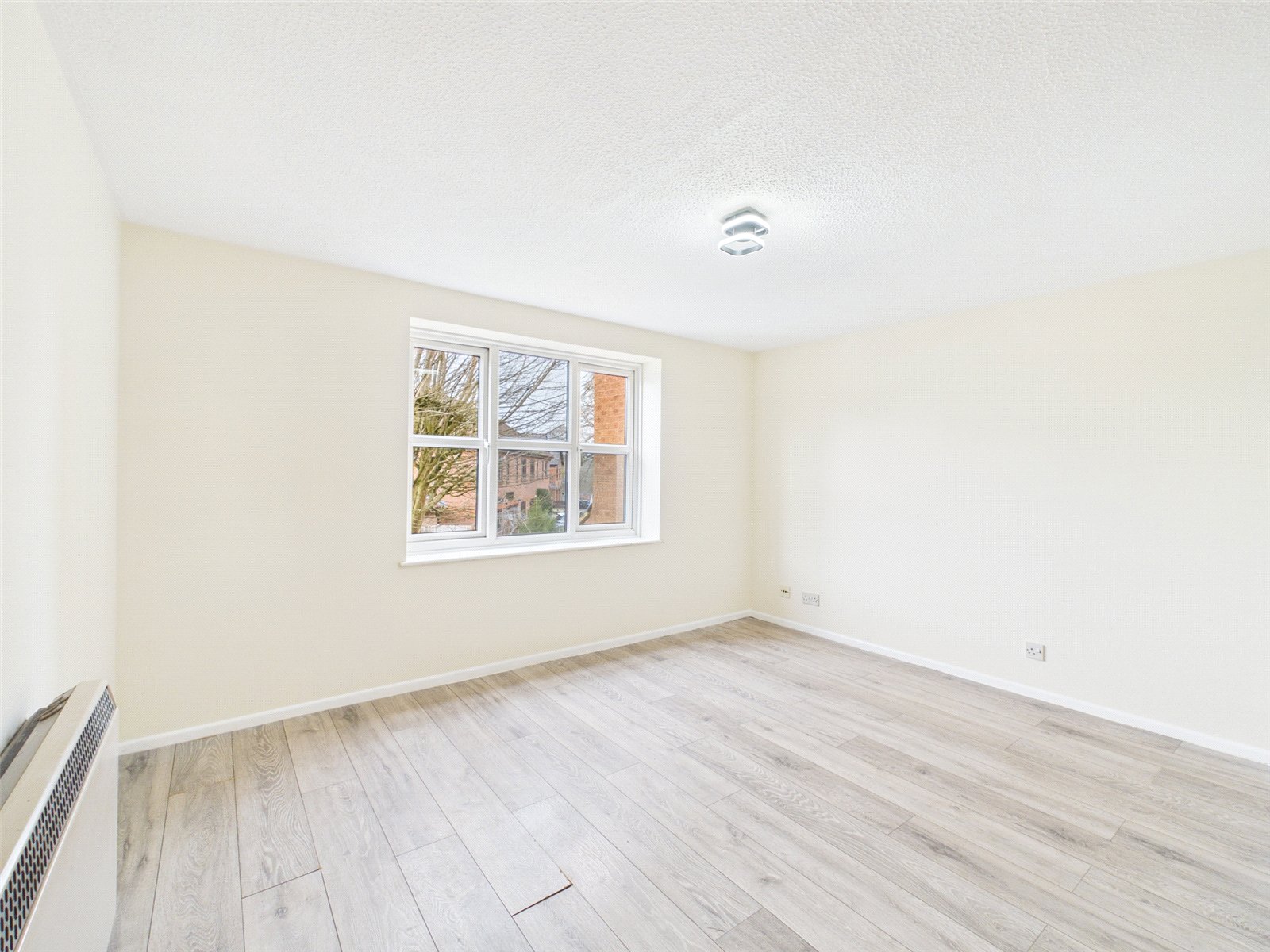 2 bedroom Flat for sale in Stokenchurch, High Wycombe, Buckinghamshire