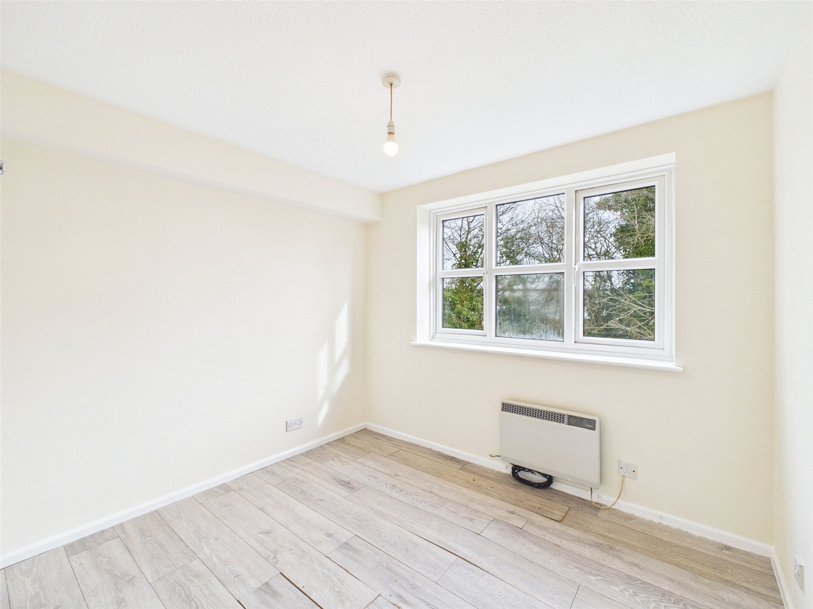 2 bedroom Flat for sale in Stokenchurch, High Wycombe, Buckinghamshire