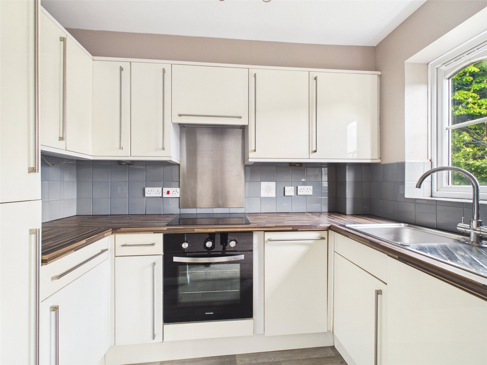 1 bedroom Flat for sale in Haddenham, Aylesbury, Buckinghamshire