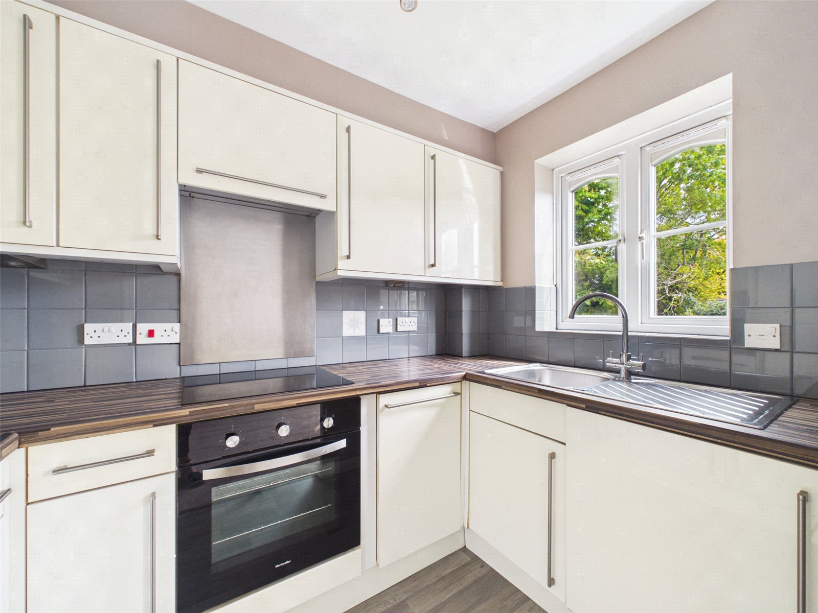 1 bedroom Flat for sale in Haddenham, Aylesbury, Buckinghamshire