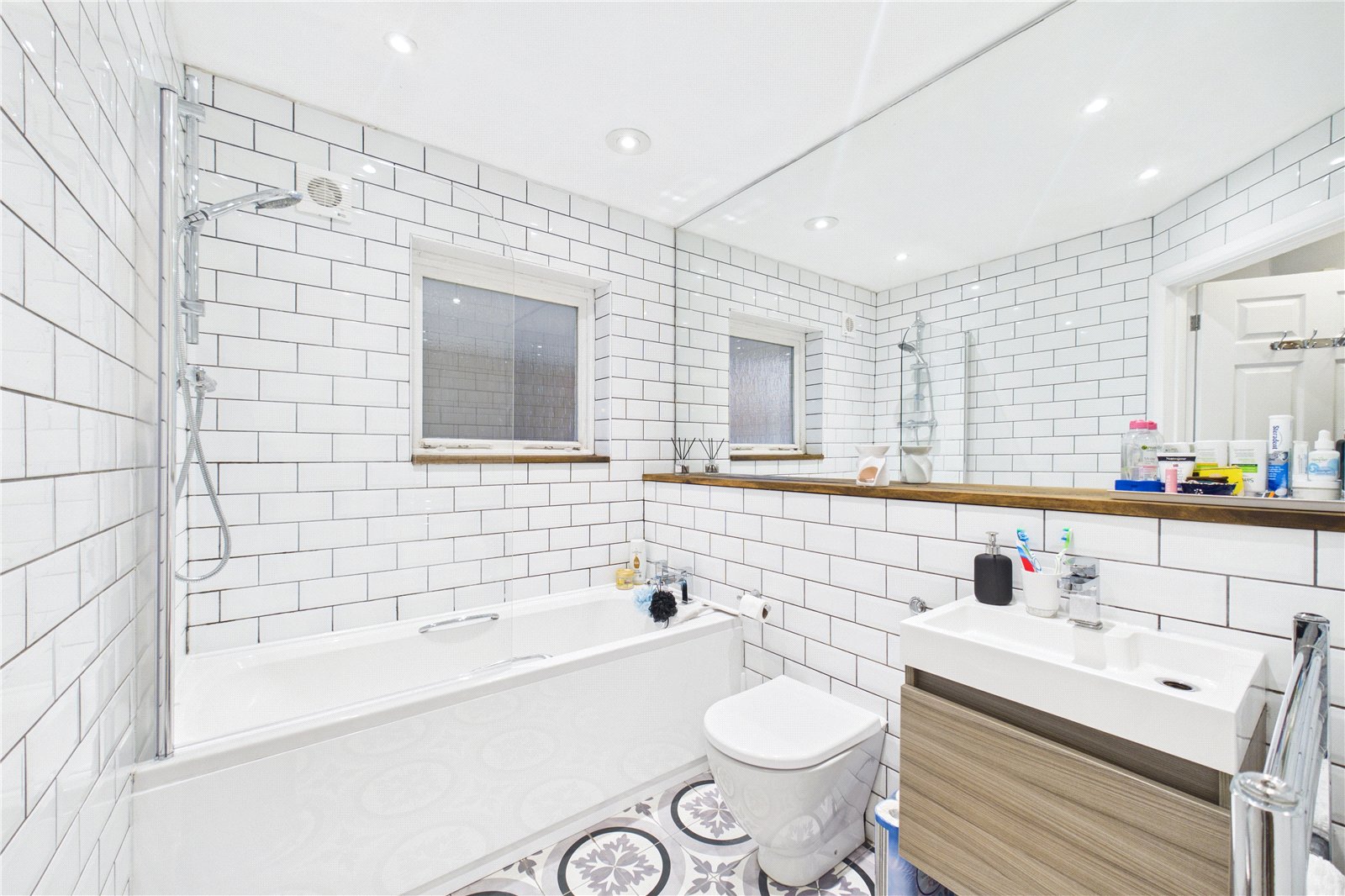 1 bedroom Flat to let in High Street, Theale, Reading
