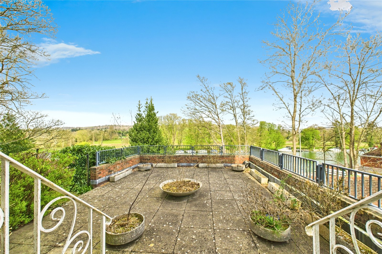 2 bedroom Flat for sale in Pangbourne, Reading, Berkshire