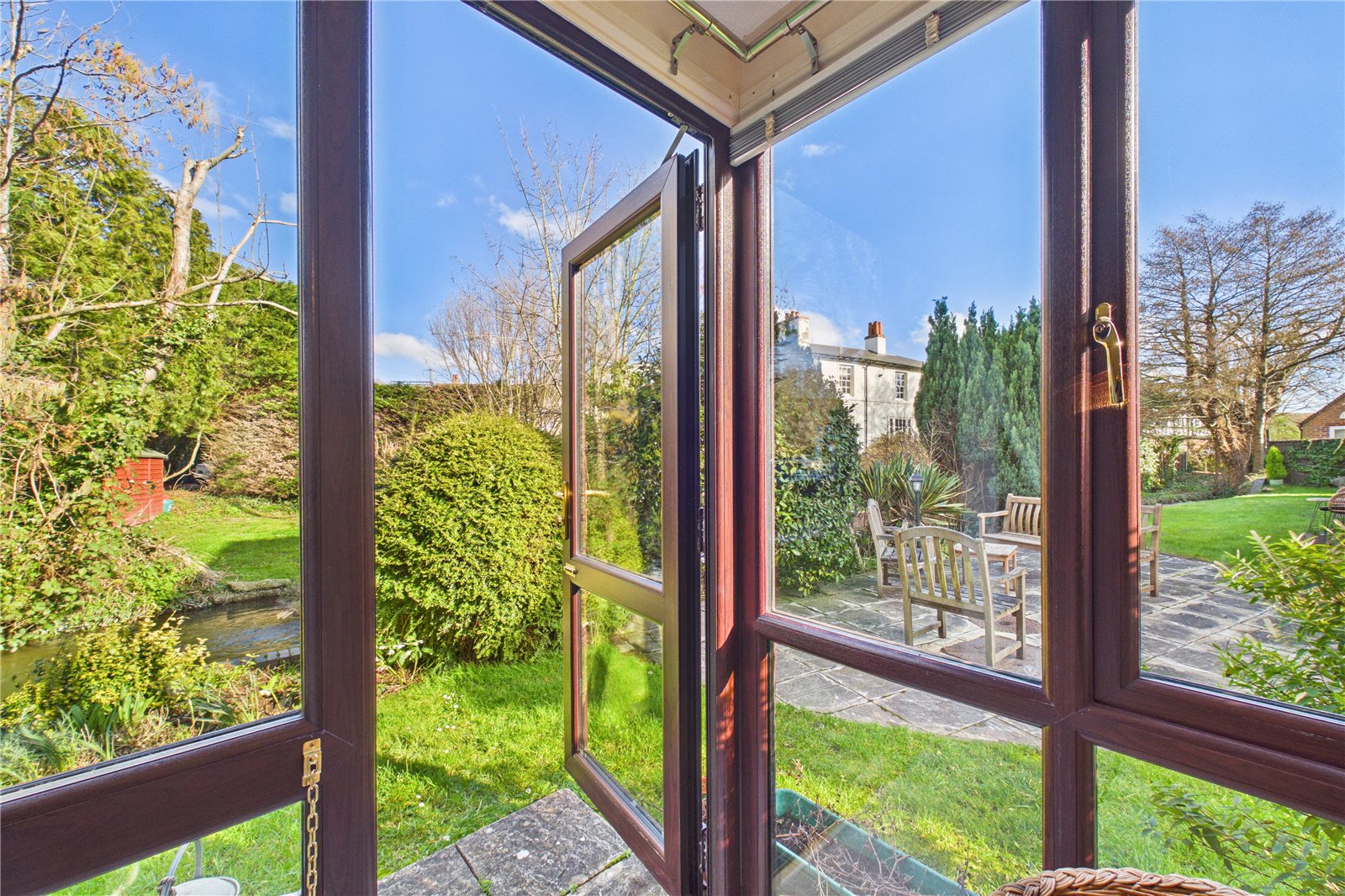 2 bedroom Flat for sale in Station Road, Pangbourne, Reading