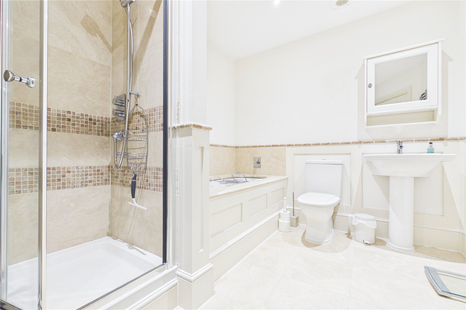 2 bedroom Flat for sale in Upper Woolhampton, Reading, Berkshire