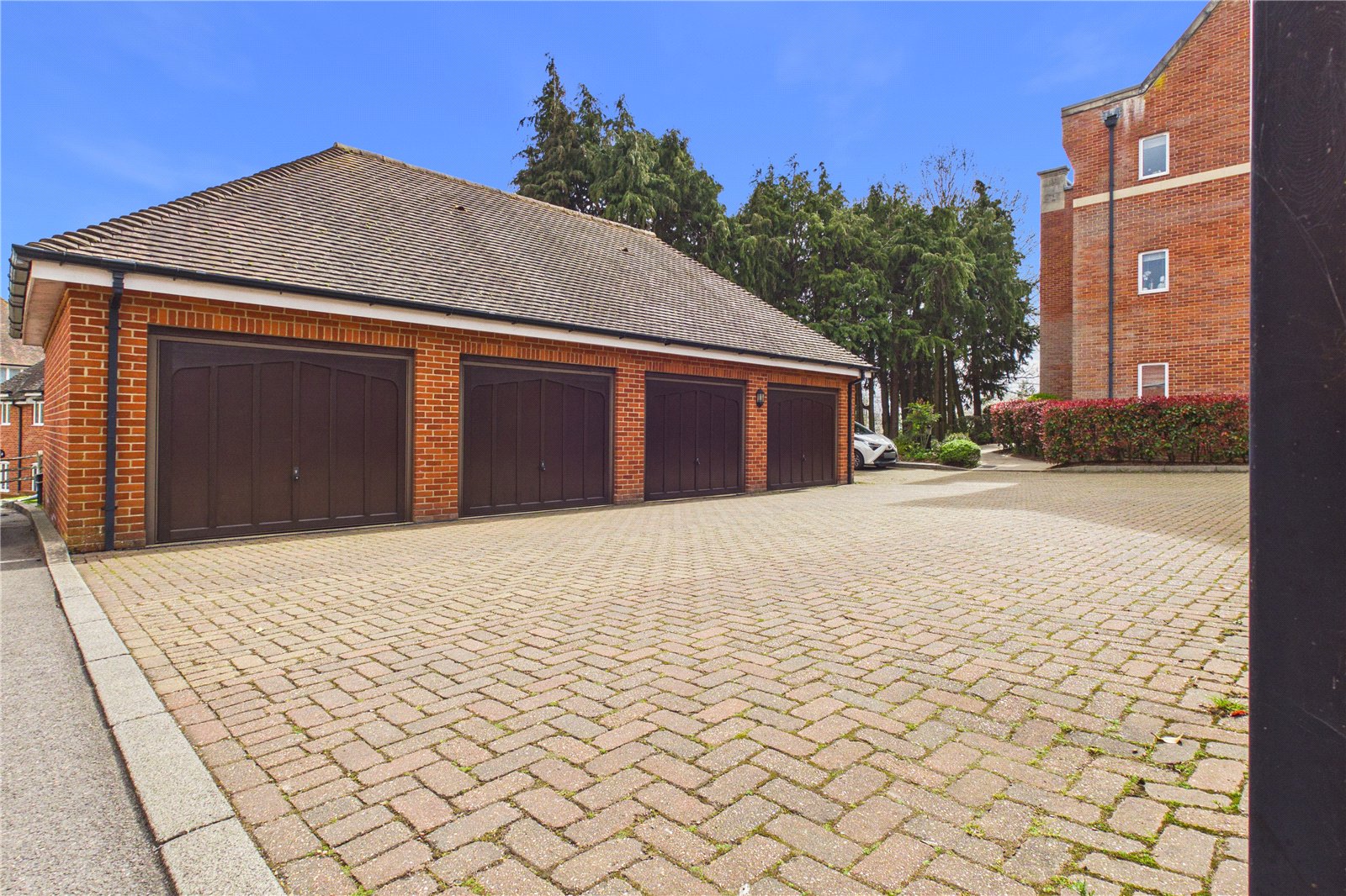 2 bedroom Flat for sale in Upper Woolhampton, Reading, Berkshire