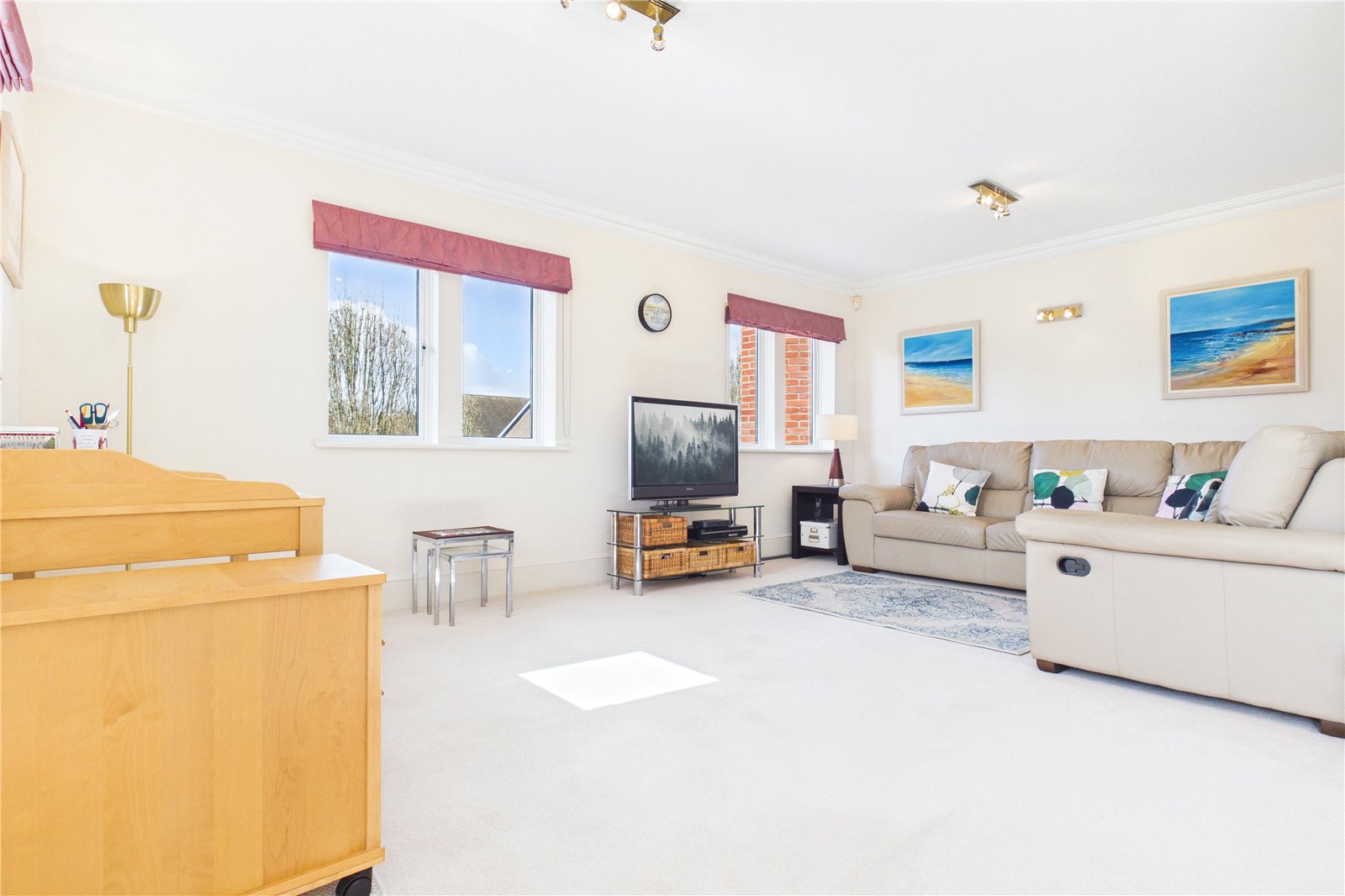 2 bedroom Flat for sale in Upper Woolhampton, Reading, Berkshire