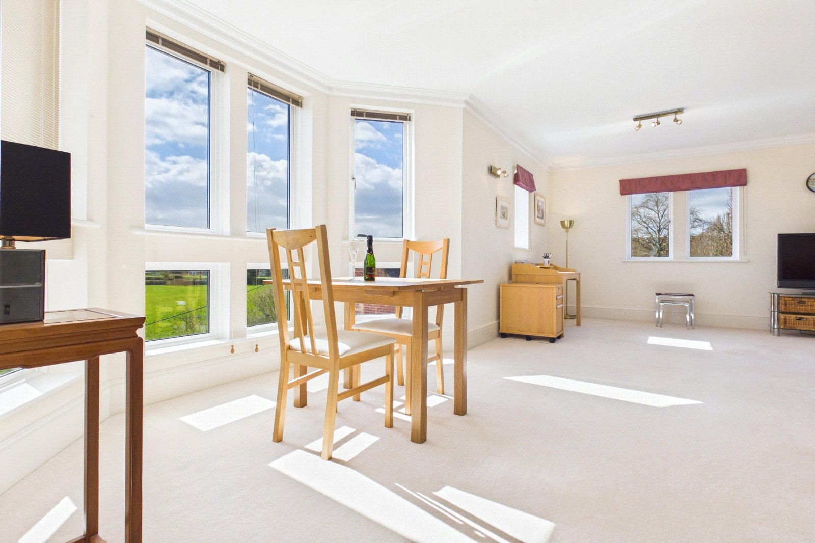 2 bedroom Flat for sale in Upper Woolhampton, Reading, Berkshire