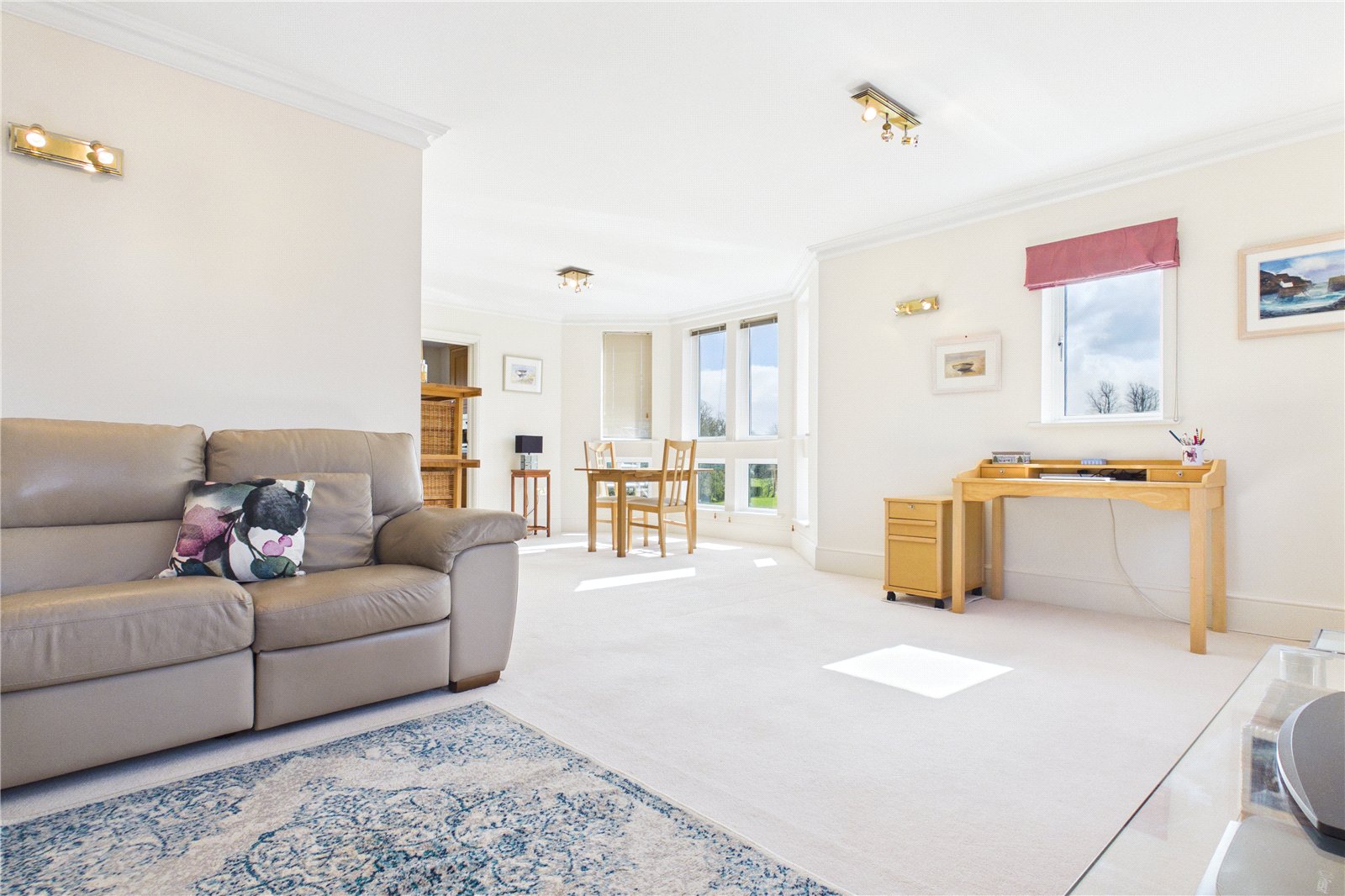 2 bedroom Flat for sale in Upper Woolhampton, Reading, Berkshire