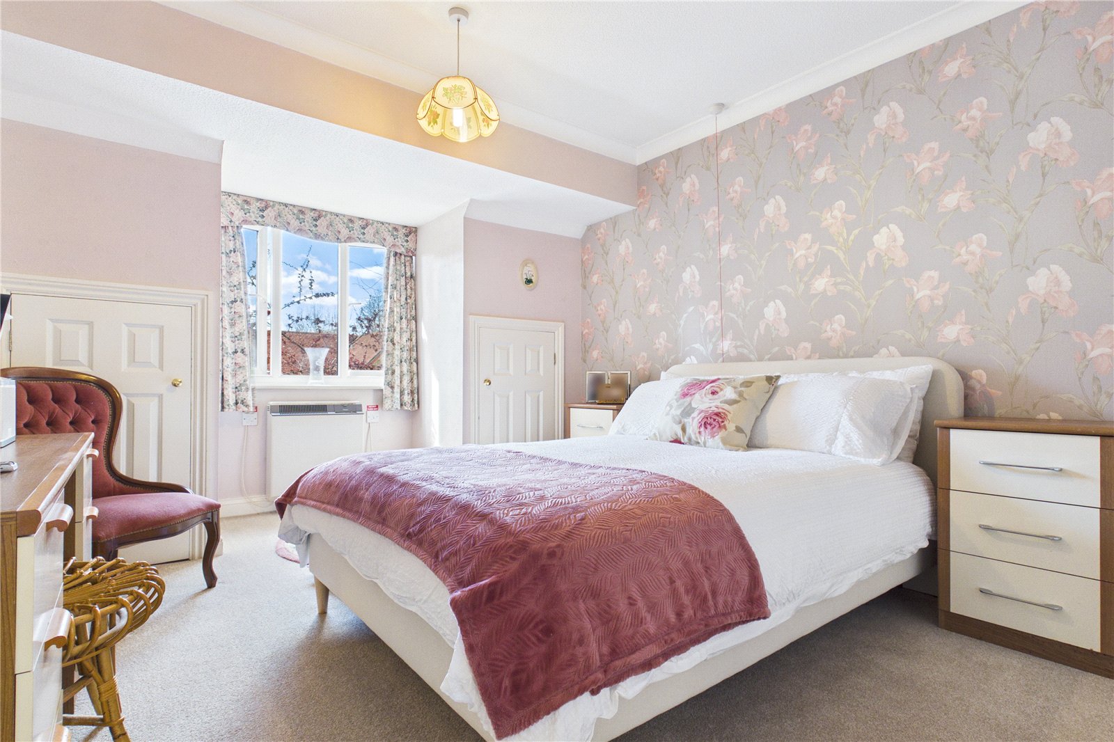 1 bedroom Flat for sale in Bath Road, Woolhampton, Reading