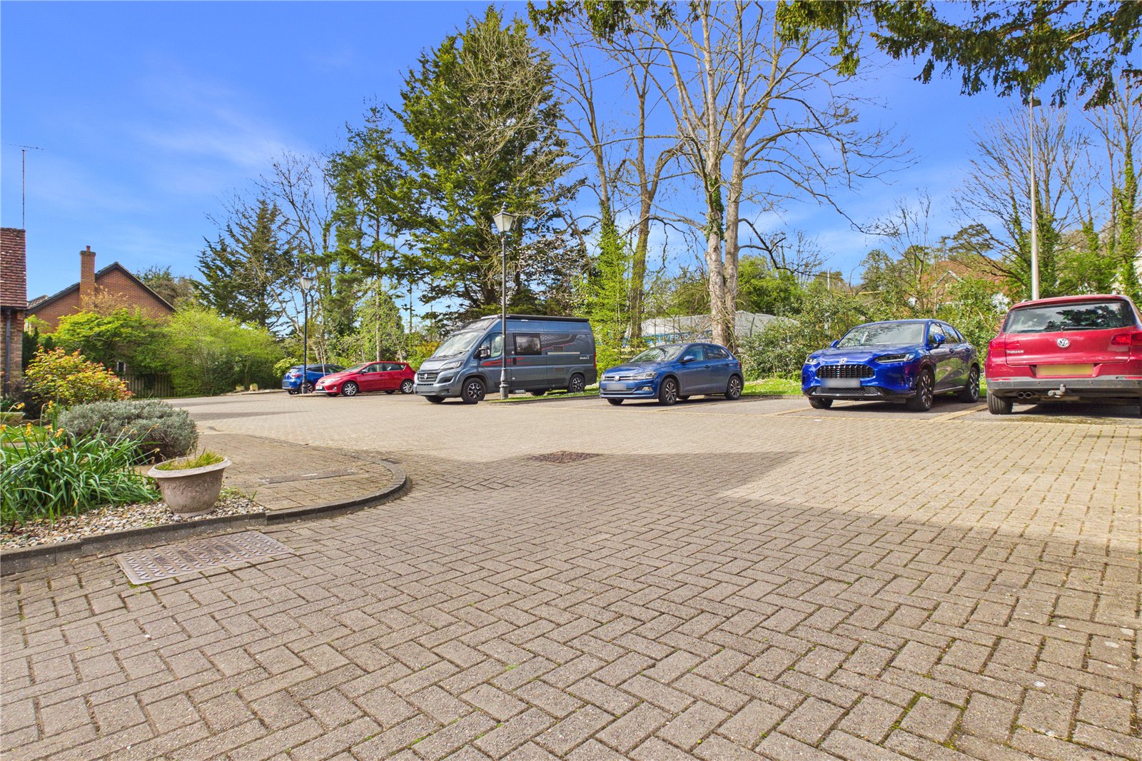 1 bedroom Flat for sale in Bath Road, Woolhampton, Reading