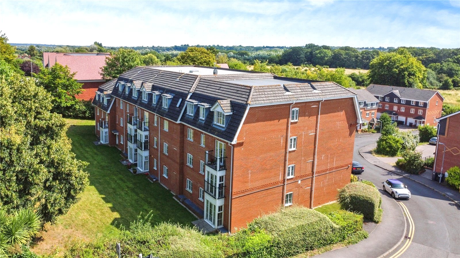 2 bedroom Flat for sale in Henley Road, Caversham, Reading
