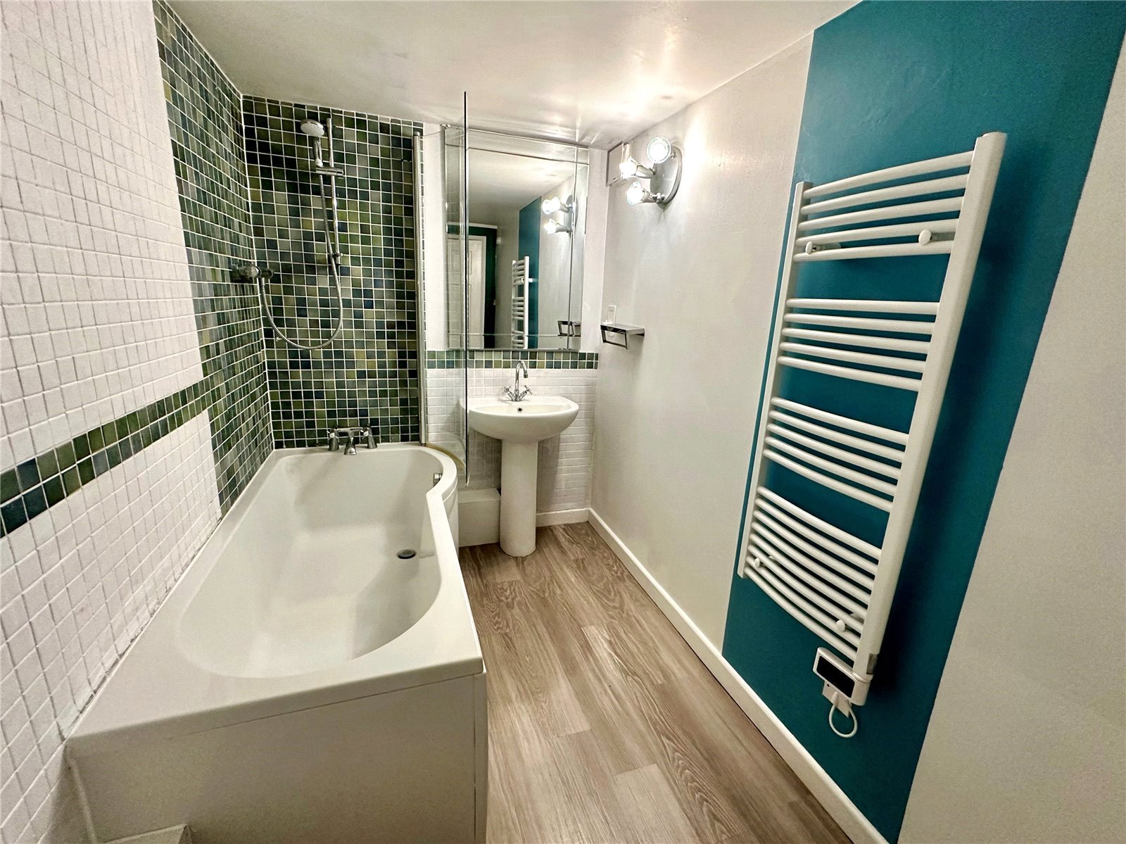 2 bedroom Flat for sale in Emmer Green, Reading, Berkshire