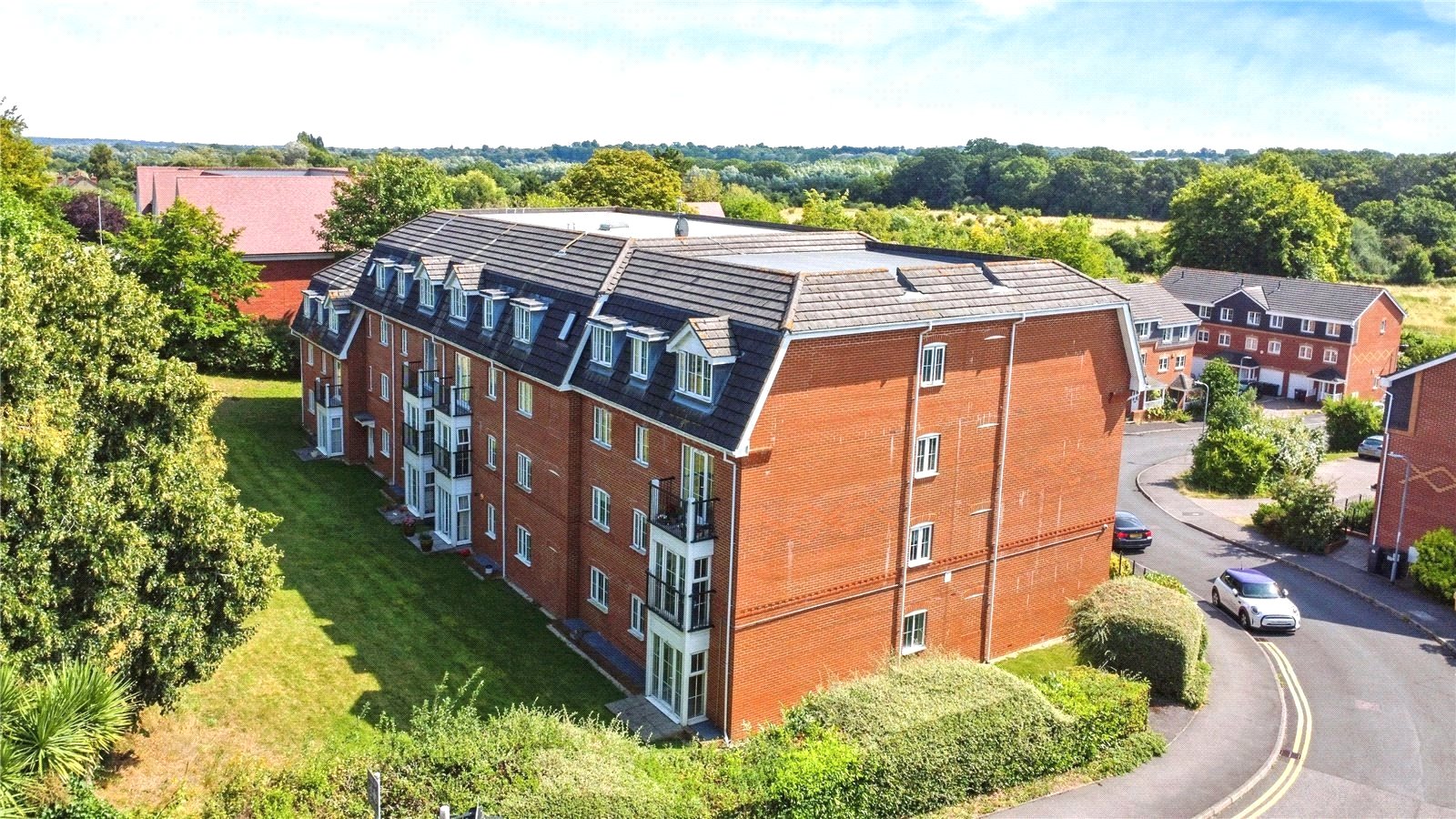 2 bedroom Flat for sale in Henley Road, Caversham, Reading