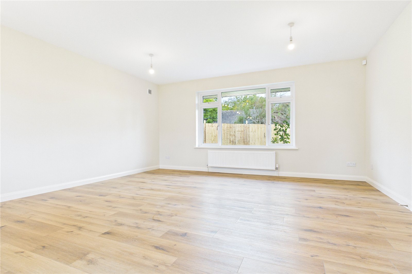 2 bedroom Bungalow for sale in Newbury, Berkshire