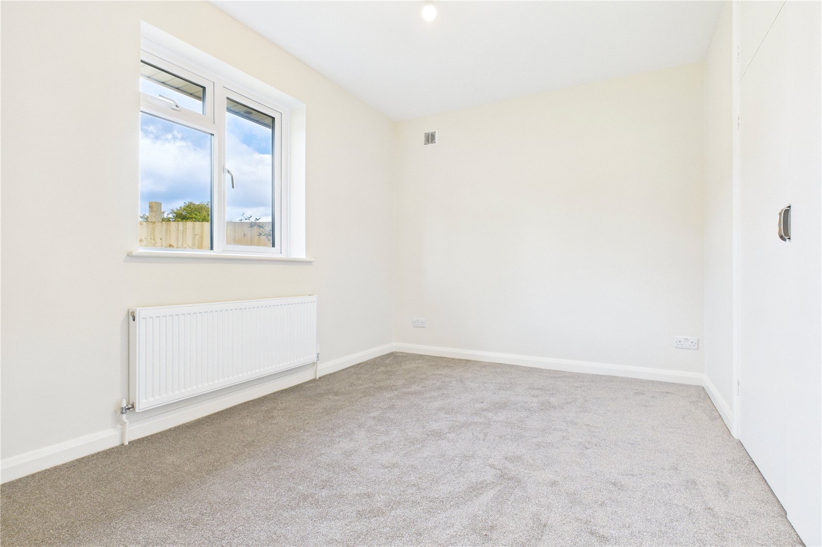 2 bedroom Bungalow for sale in Newbury, Berkshire