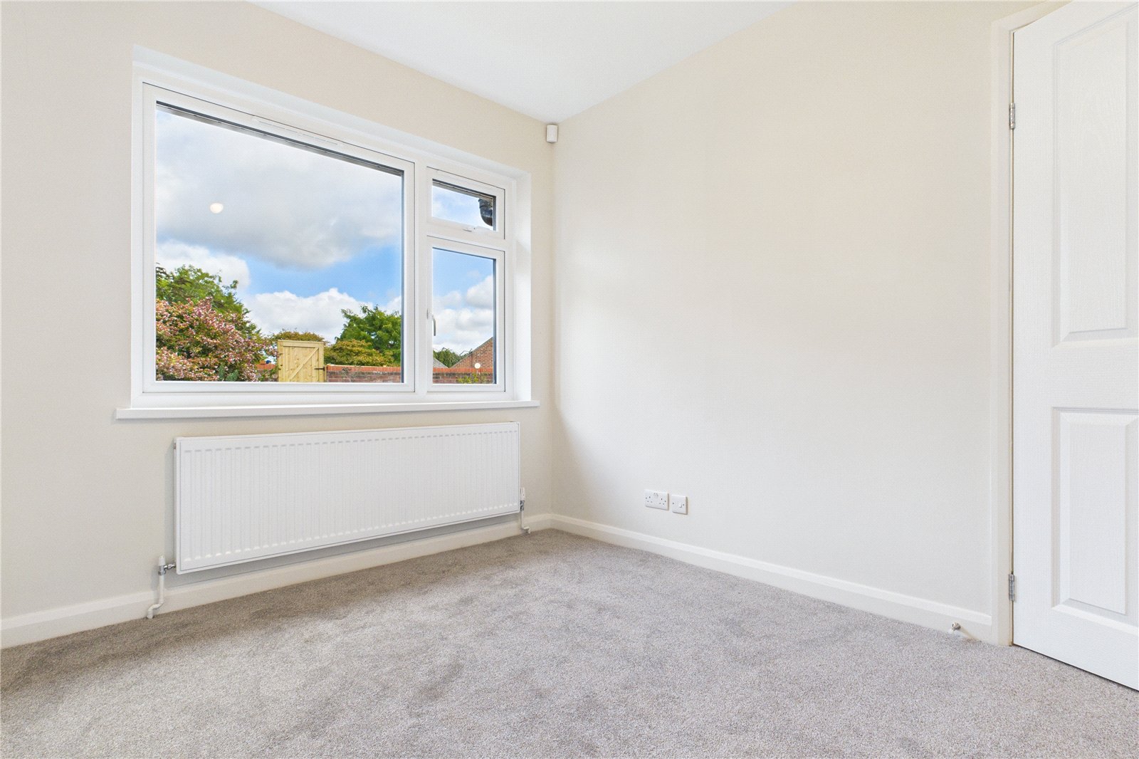 2 bedroom Bungalow for sale in Newbury, Berkshire