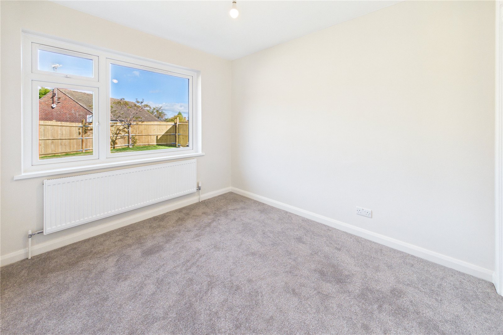 2 bedroom Bungalow for sale in Newbury, Berkshire