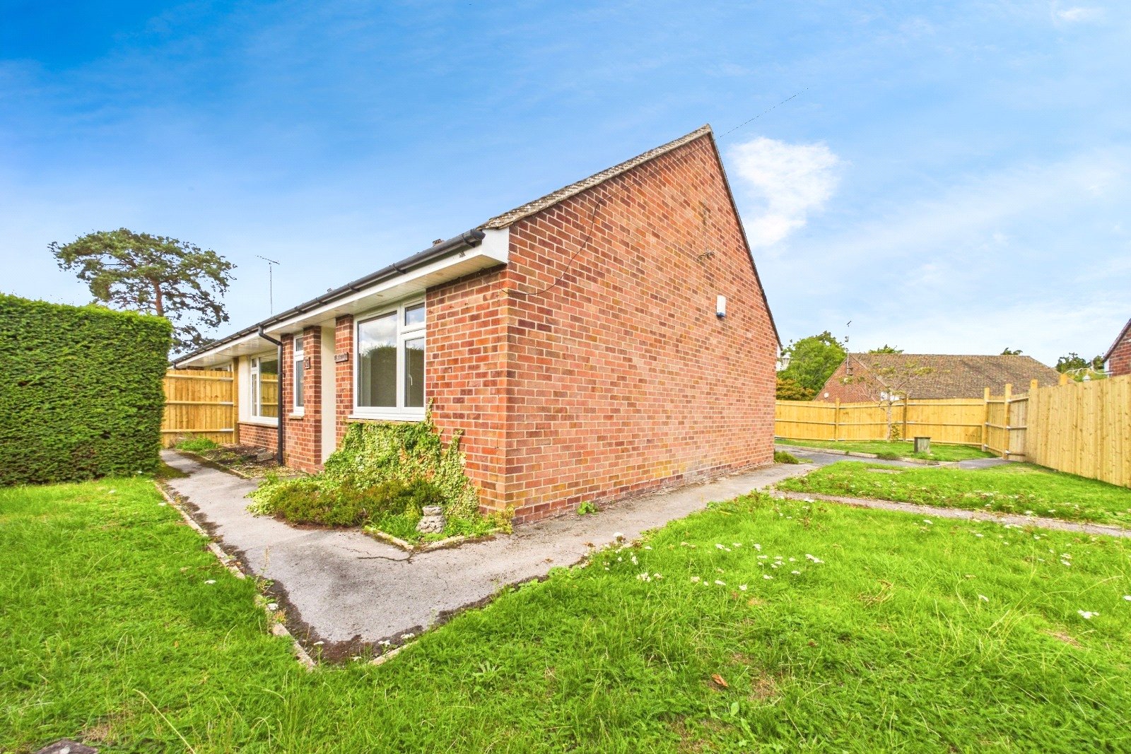 2 bedroom Bungalow for sale in Newbury, Berkshire