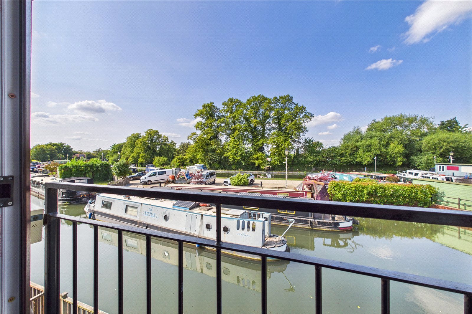 2 bedroom Flat to let in Newbury, Berkshire