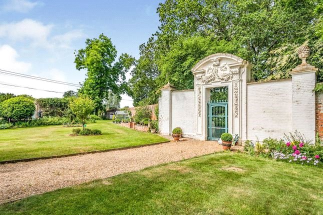 2 bedroom Flat for sale in Swallowfield, Reading, Berkshire