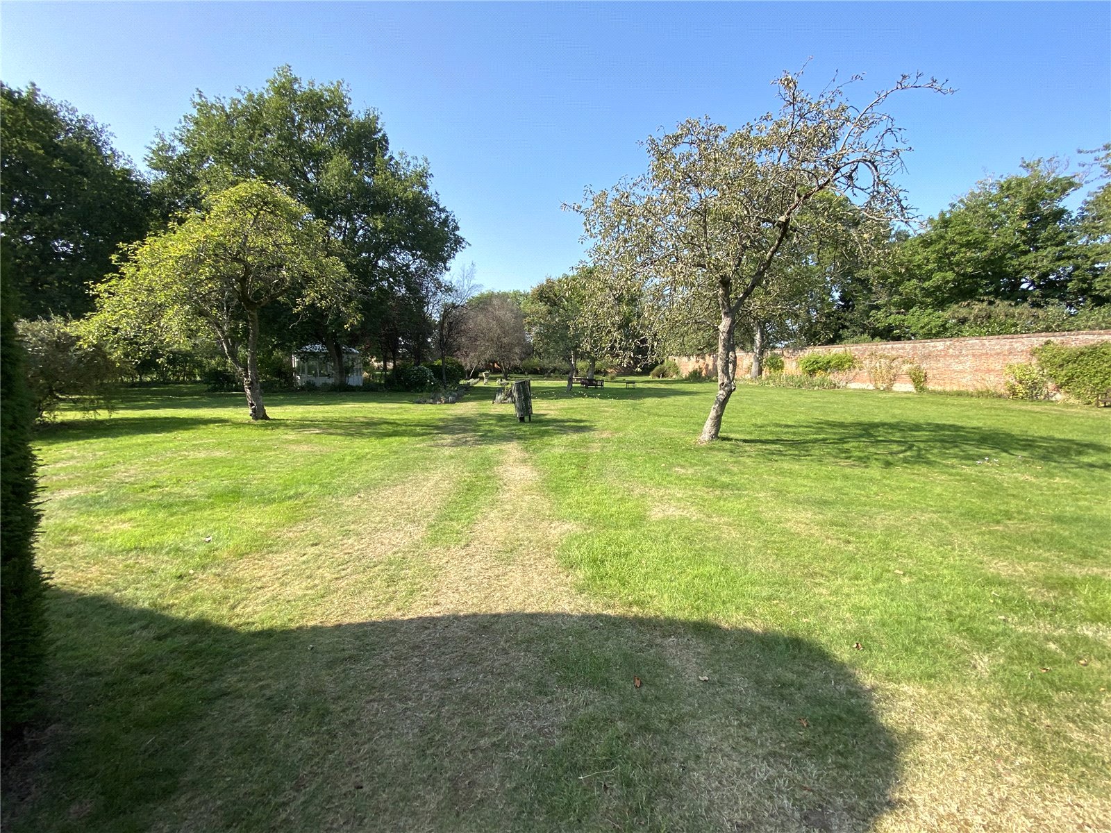 2 bedroom Flat for sale in Swallowfield, Reading, Berkshire