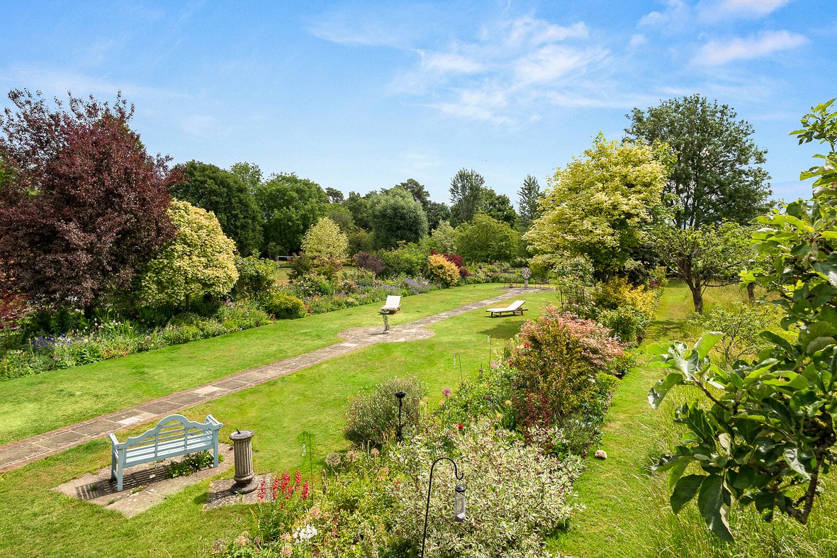 2 bedroom Flat for sale in Swallowfield, Reading, Berkshire