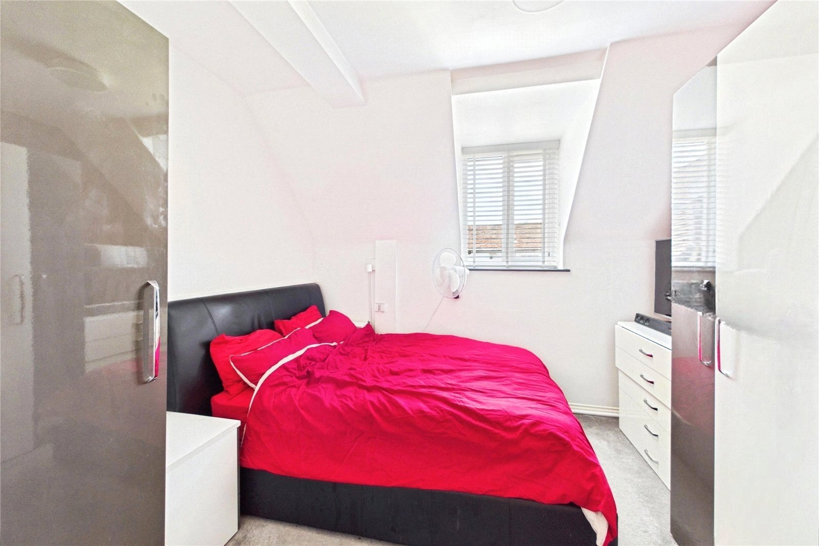 1 bedroom Flat for sale in Three Mile Cross, Reading, Berkshire