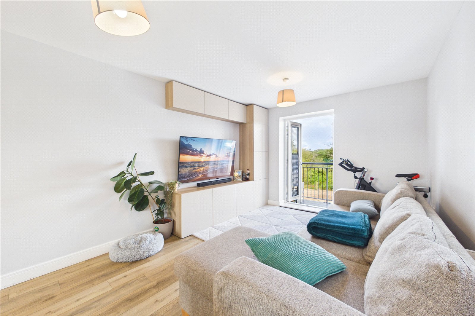 2 bedroom Flat for sale in Three Mile Cross, Reading, Berkshire
