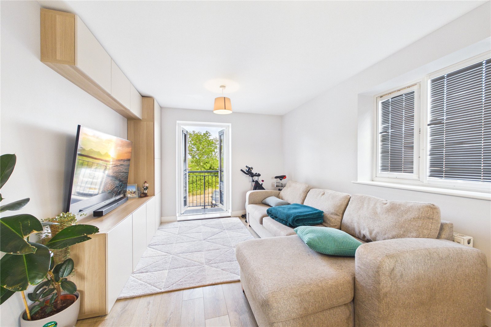 2 bedroom Flat for sale in Three Mile Cross, Reading, Berkshire