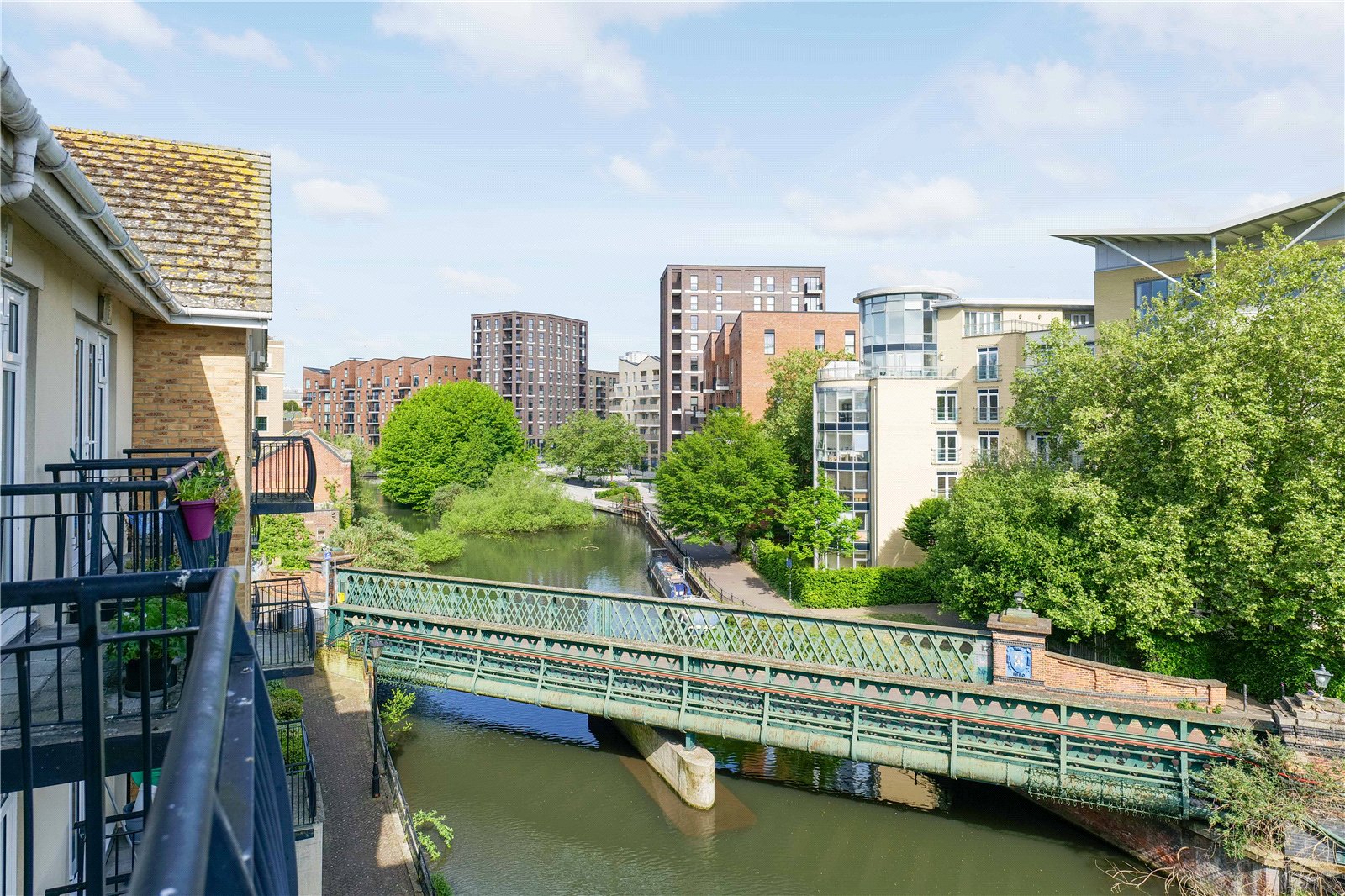 2 bedroom Flat for sale in Gas Works Road, Reading, Berkshire