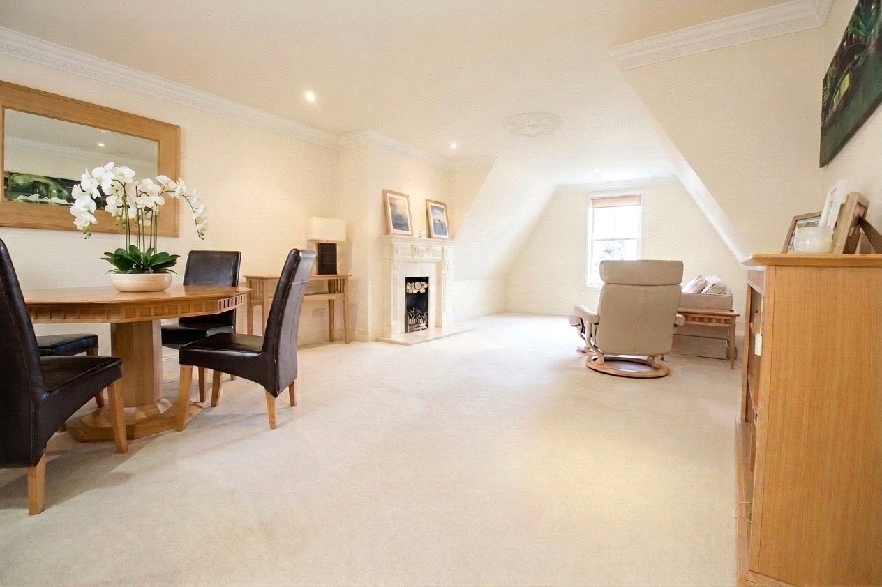 2 bedroom Flat to let in The Mount, Reading, Berkshire