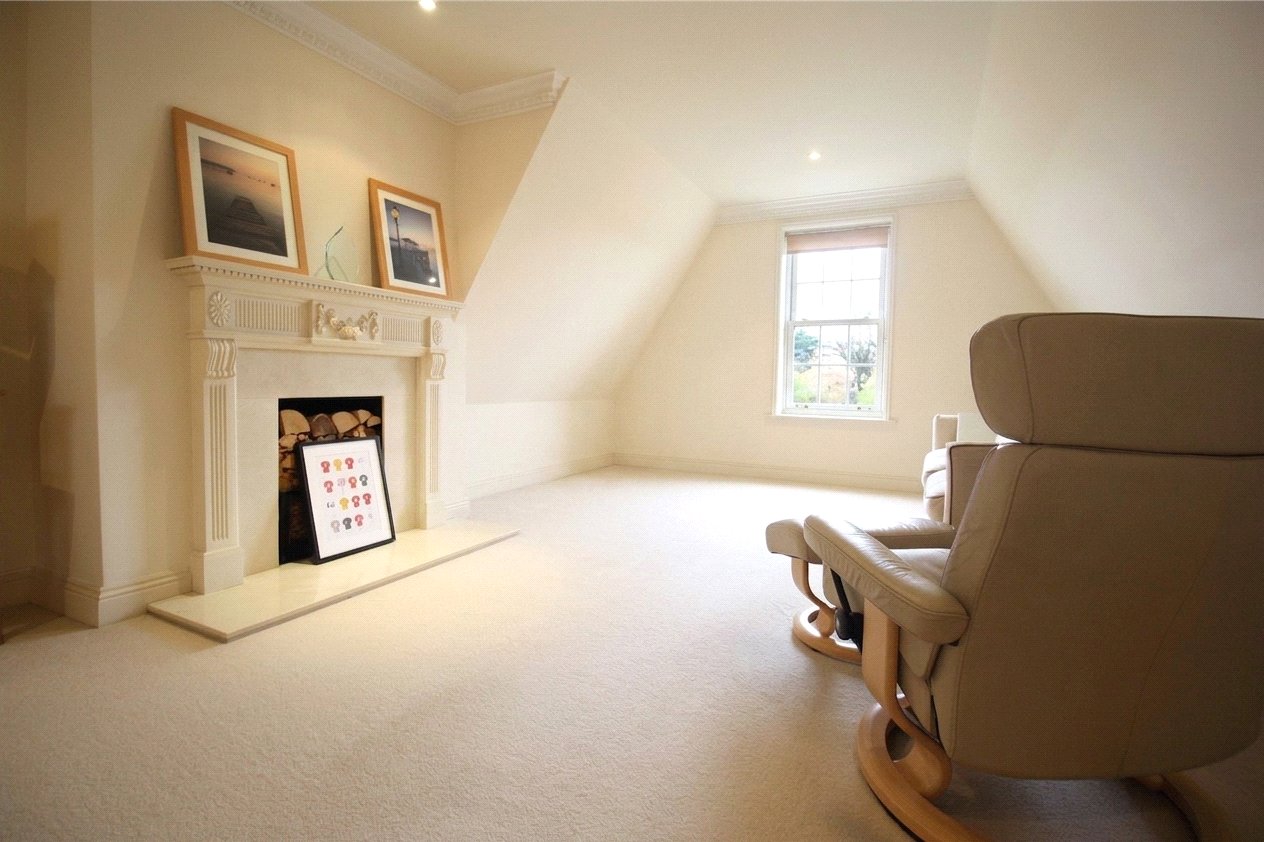 2 bedroom Flat to let in The Mount, Reading, Berkshire