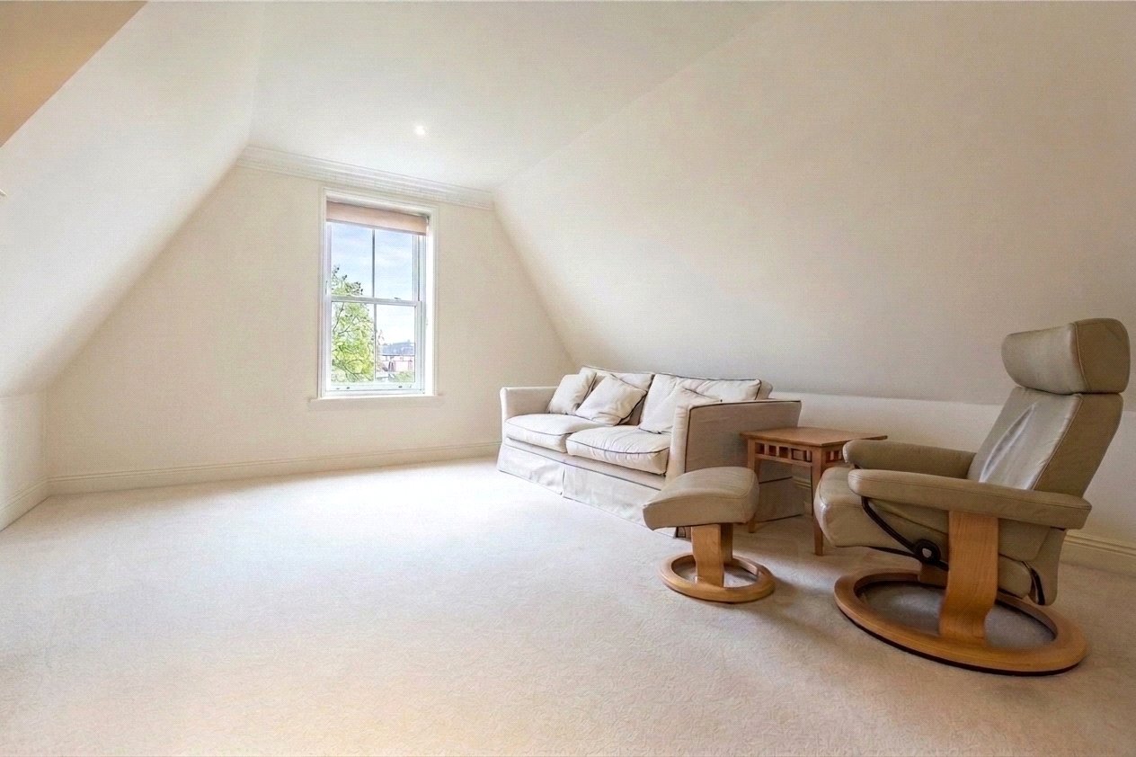 2 bedroom Flat to let in The Mount, Reading, Berkshire