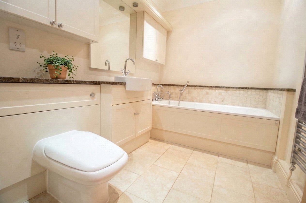 2 bedroom Flat to let in The Mount, Reading, Berkshire
