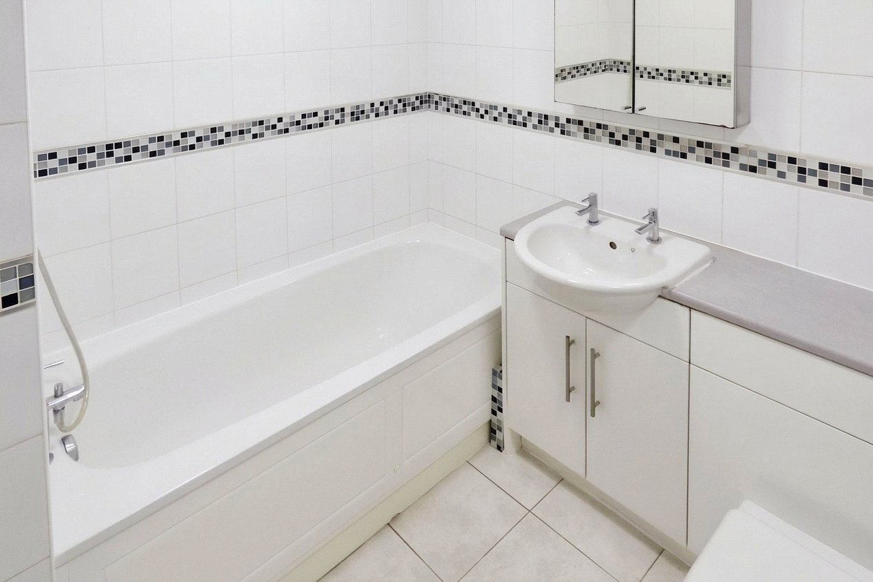 2 bedroom Flat to let in Charvil, Reading, Berkshire