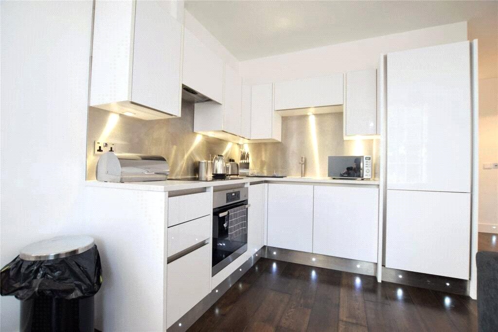 3 bedroom Flat to let in Reading, Berkshire