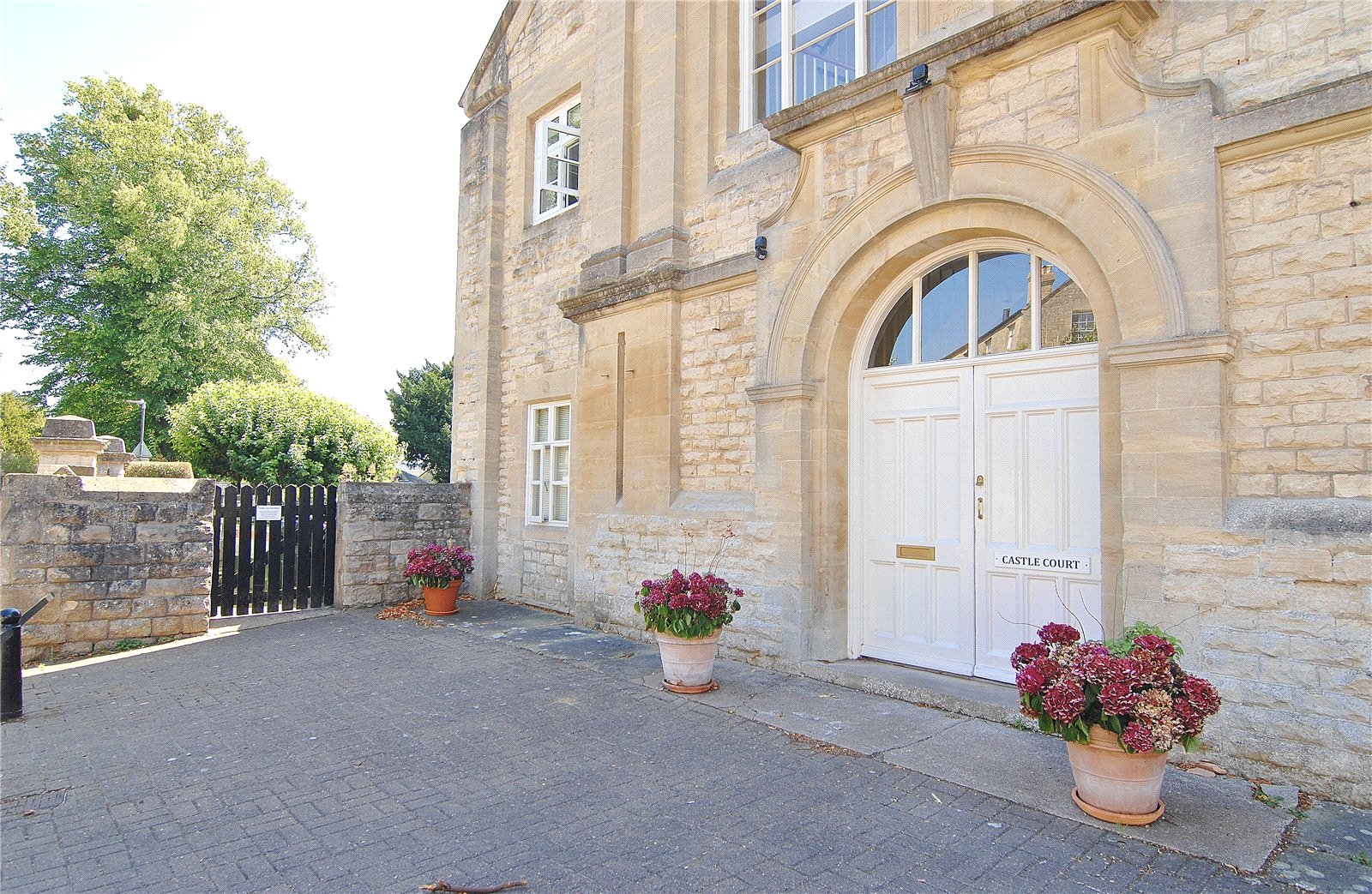 2 bedroom Flat to let in Stroud, Gloucestershire