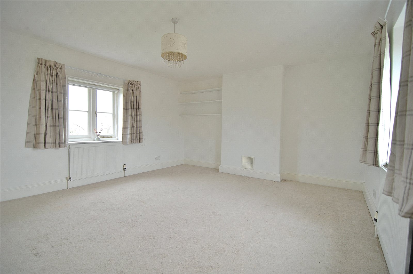 6 bedroom House to let in Moreton Valence, Gloucester, Gloucestershire