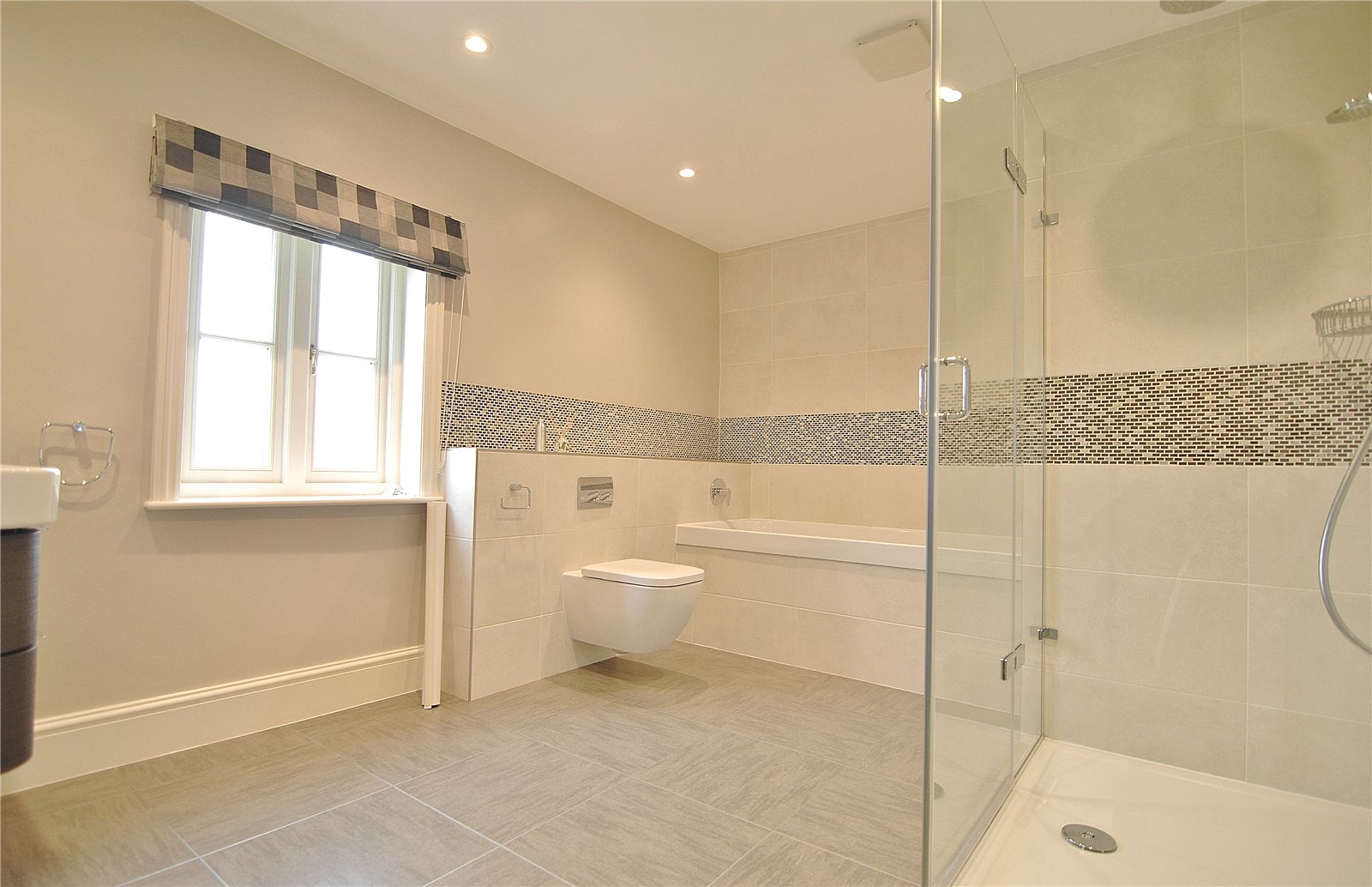 6 bedroom House to let in Moreton Valence, Gloucester, Gloucestershire