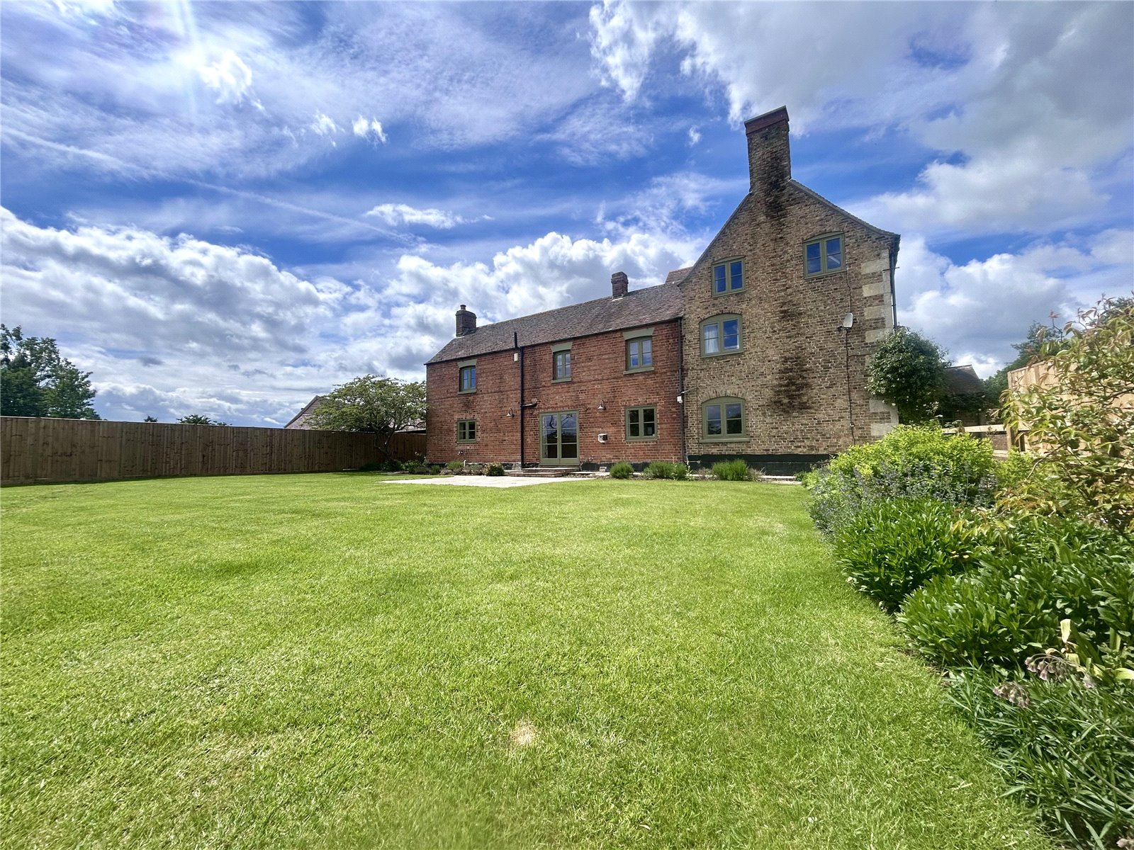 6 bedroom House to let in Moreton Valence, Gloucester, Gloucestershire