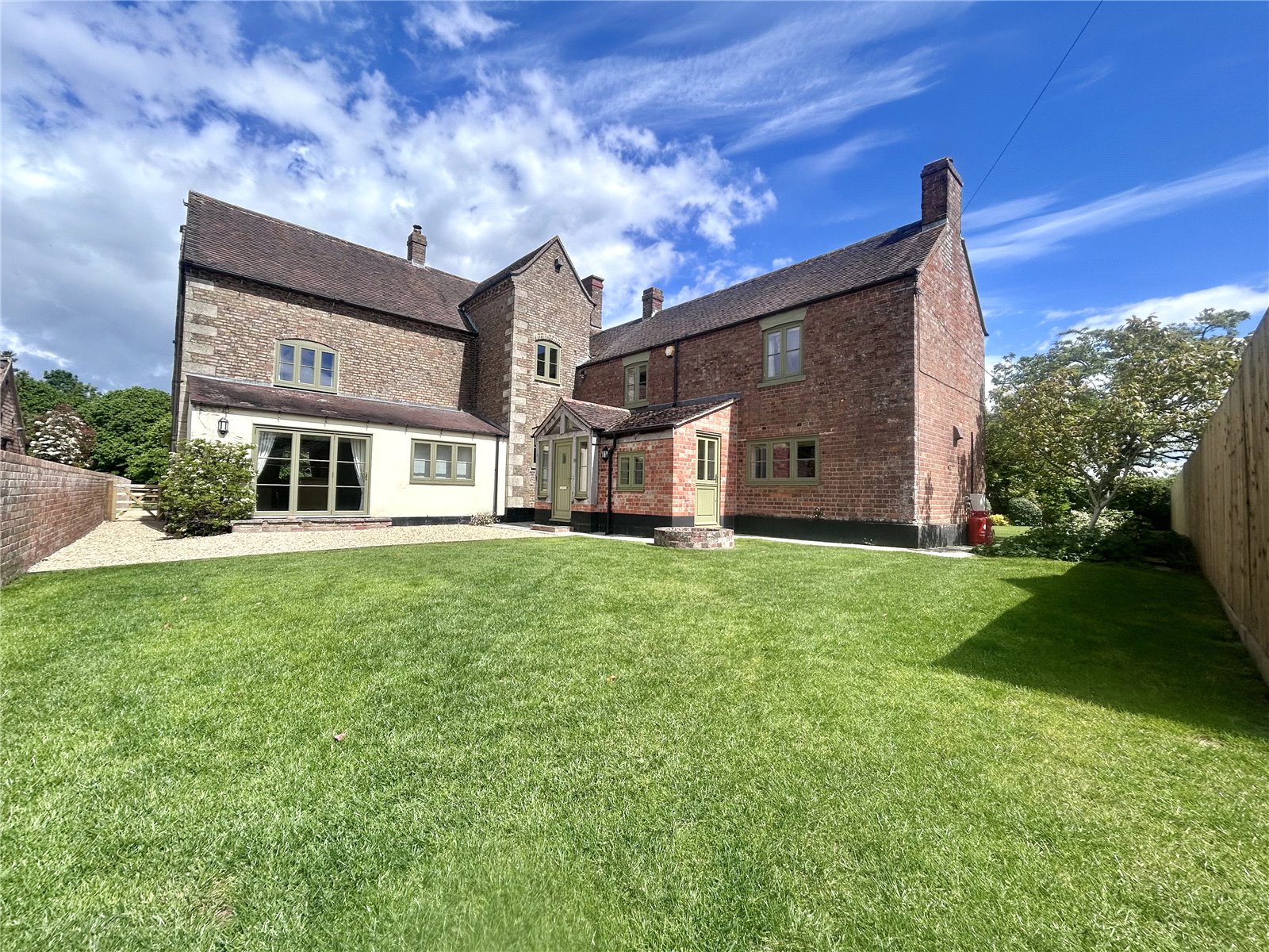 6 bedroom House to let in Moreton Valence, Gloucester, Gloucestershire