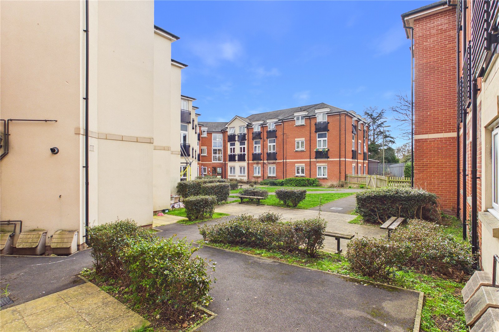 2 bedroom Flat for sale in Tadley, Hampshire