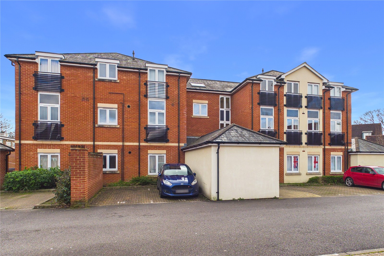 2 bedroom Flat for sale in Tadley, Hampshire
