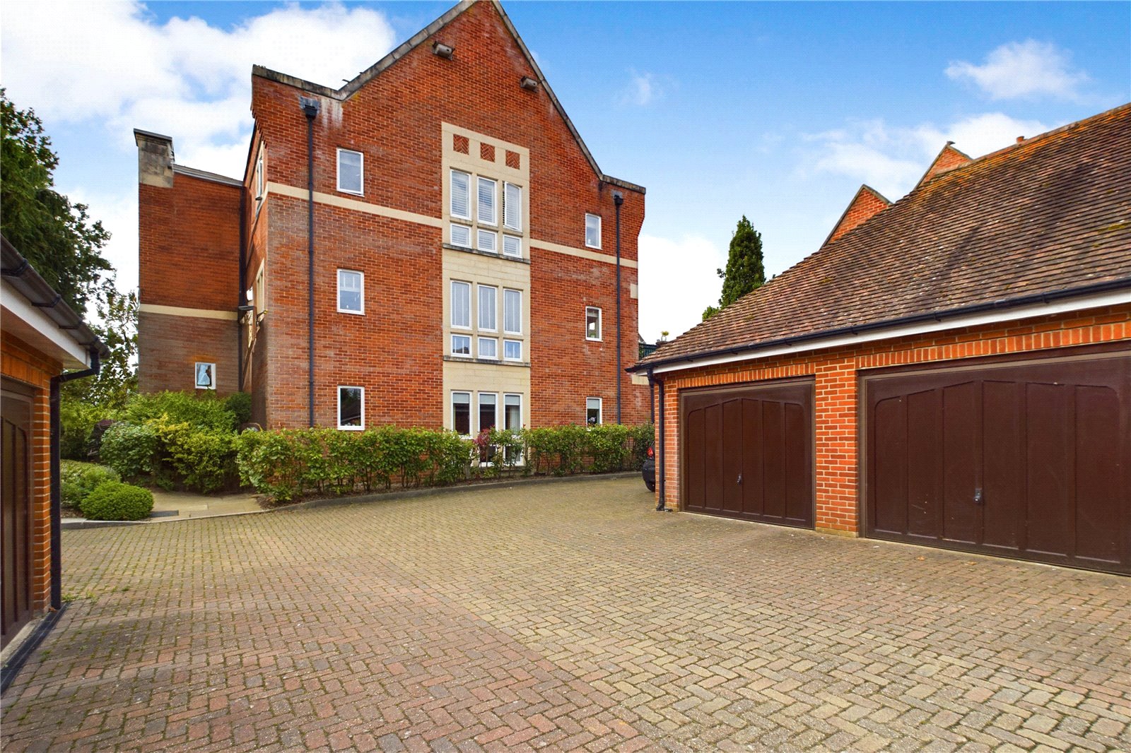 2 bedroom Flat for sale in Upper Woolhampton, Reading
