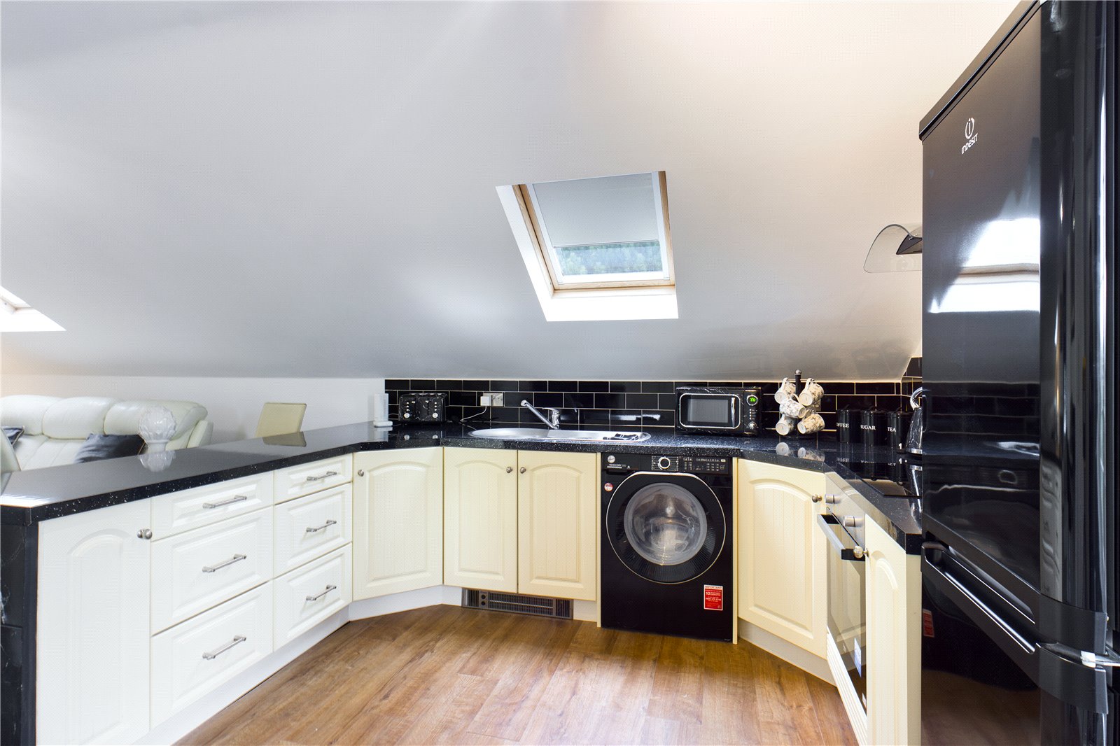 2 bedroom Flat to let in Woolhampton, Reading
