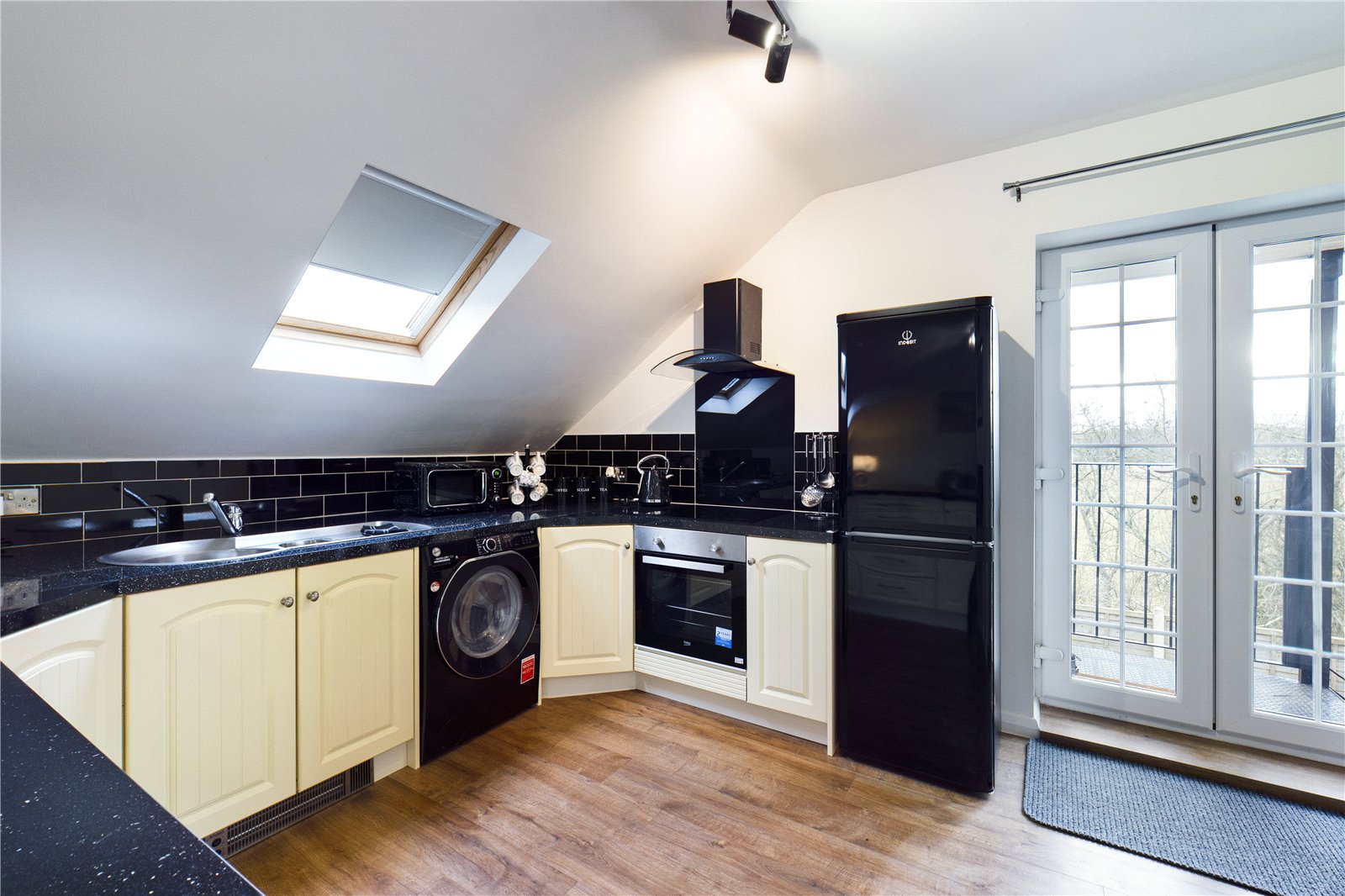 2 bedroom Flat to let in Woolhampton, Reading